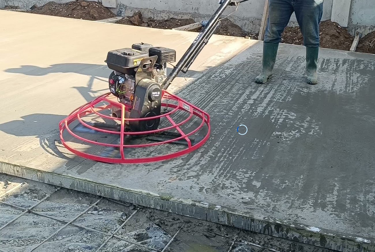 Power-trowelling the court slab